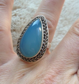 Zilveren ring druppelvormige kop met Chalcedoon maat 17.3 mm